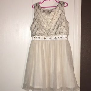 This is a really pretty dress! Size 10